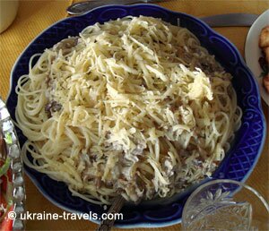 Spaghetti, mushrooms and sour cream